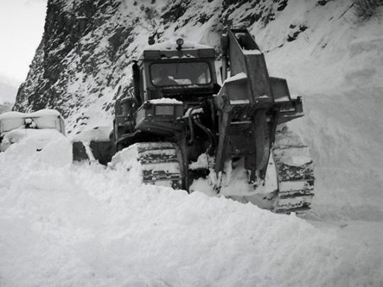 Из-за снега тысячи туристов застряли по дороге в Французские Альпы