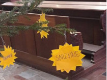 В Чехии новогоднюю елку украсили игрушками с названиями оккупированных городов Донбасса