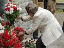 Возложение цветов к памятнику