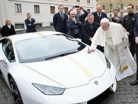 Папа Римский оставляет автограф на подаренной ему машине 