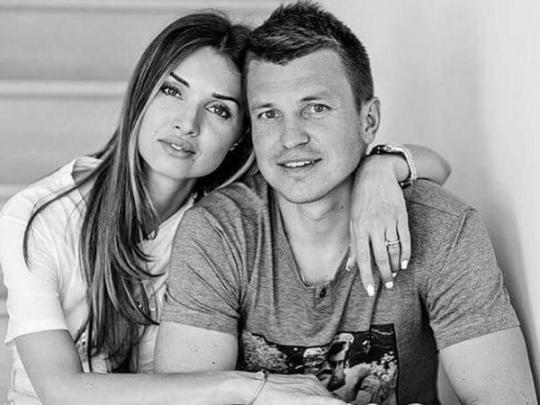 Руслан Ротань с женой 