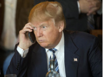 Дональд Трамп говорит по мобильному телефону