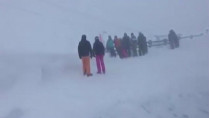 В Италии лыжники оказались заперты в раскачивающемся подъемнике (видео)