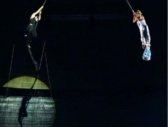 В Беларуси воздушная гимнастка сорвалась с высоты во время выступления (видео)