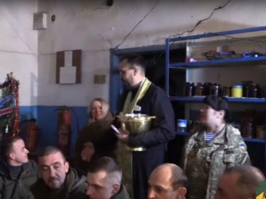Появилось видео, как украинские бойцы празднуют Рождество в зоне АТО