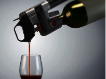 «умный штопор» позволяет налить вино из бутылки, не вытаскивая пробку