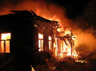 В Черкасской области случайные прохожие спасли из горящего дома 11-летнего мальчика (фото)