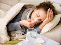 Женщина с гриппом лежит в постели