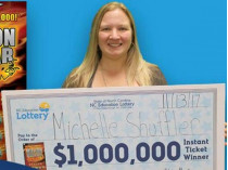 Мишель Шаффер с символическим лотерейным билетом