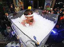 48-летний голландец вим хоф вновь стал мировым рекордсменом, просидев в ледяной воде 72 минуты!