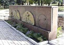 Макеевские охотники за цветными металлами, укравшие бронзовый фрагмент памятника борцам за советскую власть, смогут выручить за него не больше 500 гривен