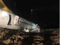 В Турции самолет съехал с полосы после посадки и свалился в яму (видео)