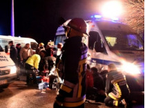 Пожарные и медики оказывают помощь пострадавшим