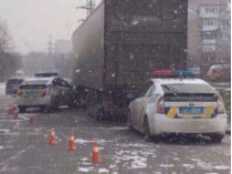 В Николаеве полицейский Toyota Prius врезался в седельный тягач. Двое патрульных в больнице (ФОТО)
