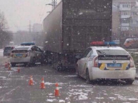 В Николаеве полицейский Toyota Prius врезался в седельный тягач. Двое патрульных в больнице (ФОТО)