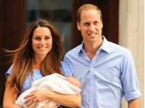 Кейт Миддлтон и принц Уилльям позируют возле больницы с новорожденным