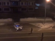 В России полицейские пытались остановить машину, забросав ее снежками (видео)