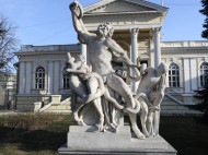В Одессе вандалы повредили копию древнегреческой скульптуры (фото, видео)