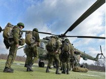 Российские военные прибывают на учения