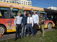 В зоне АТО будет курсировать передвижной кинотеатр — автобус из сериала "Слуга народа-2"