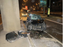 На Набережном шоссе водитель иномарки не справился с управлением, погиб пассажир