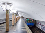 В Харькове машинист поезда метро успел затормозить перед лежащим на рельсах мужчиной