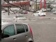 Из-за сильного дождя улицы Одессы превратились в реки 