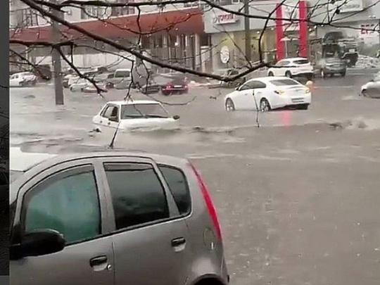 Из-за сильного дождя улицы Одессы превратились в реки 