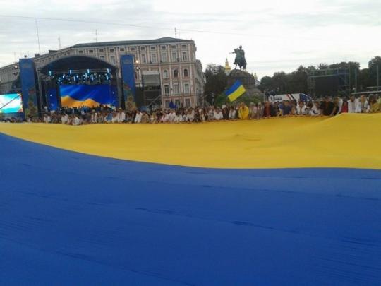 В Киеве сине-желтый флаг рекордной длины – более километра – развернут 700 человек