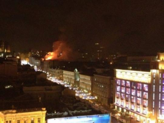 В центре Киева горит здание (фото, видео)