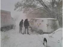 В Одесской области военнослужащие извлекли из снежного заноса автомобиль с новорожденным, а спасатели&nbsp;— роженицу