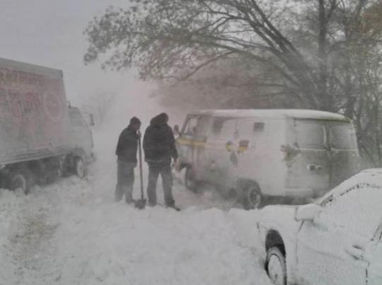В Одесской области военнослужащие извлекли из снежного заноса автомобиль с новорожденным, а спасатели&nbsp;— роженицу