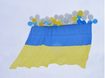 Украинский флаг по воздуху отправился на оккупированную Луганщину (фото)