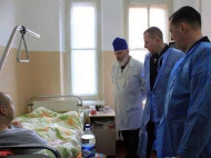 За жизнь полицейского, раненного в центре Одессы, все еще борются врачи