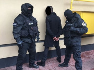 В Одессе при получении взятки 72 тыс. долларов задержаны три чиновника и полицейский
