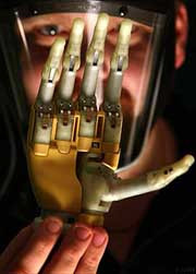 Бионические протезы рук, которыми можно управлять силой мысли, позволят держать даже мелкие предметы