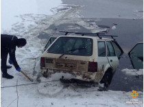 Ради развлечения: мужчины выехали на машине на лед и провалились (фото)