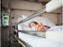 11-месячную девочку с перебитыми ногами и поломанными ребрами мать ни разу не навестила в больнице