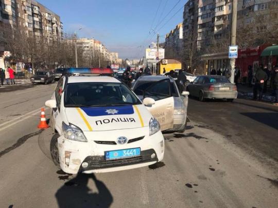 В Одессе полицейские со стрельбой задержали авто с грабителями (фото)