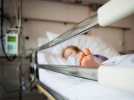 Полиция разыскивает мать 11-месячной девочки, попавшей в больницу с десятком переломов