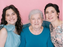 Любовь Зиновьевна с дочкой и внучкой