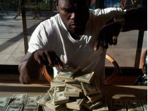 Рэпер 50 Cent с деньгами