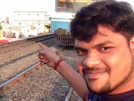 Индиец на фоне поезда