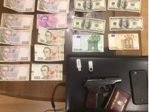 конфискованные деньги и оружие