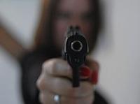 В центре Киева женщина выстрелила в голову подростку из травматического пистолета