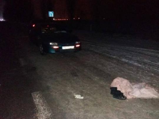 На Николаевщине водитель сбил 13-летнюю пьяную школьницу, сидевшую прямо на дороге