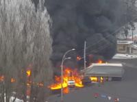 В Киеве фура врезалась в маршрутку с людьми и загорелась (видео)
