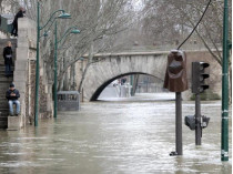 Затопленная парижская набережная