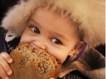 Ребенок с булкой хлеба