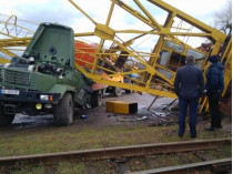 В Прикарпатье кран упал на грузовик и раздавил двух человек (фото)